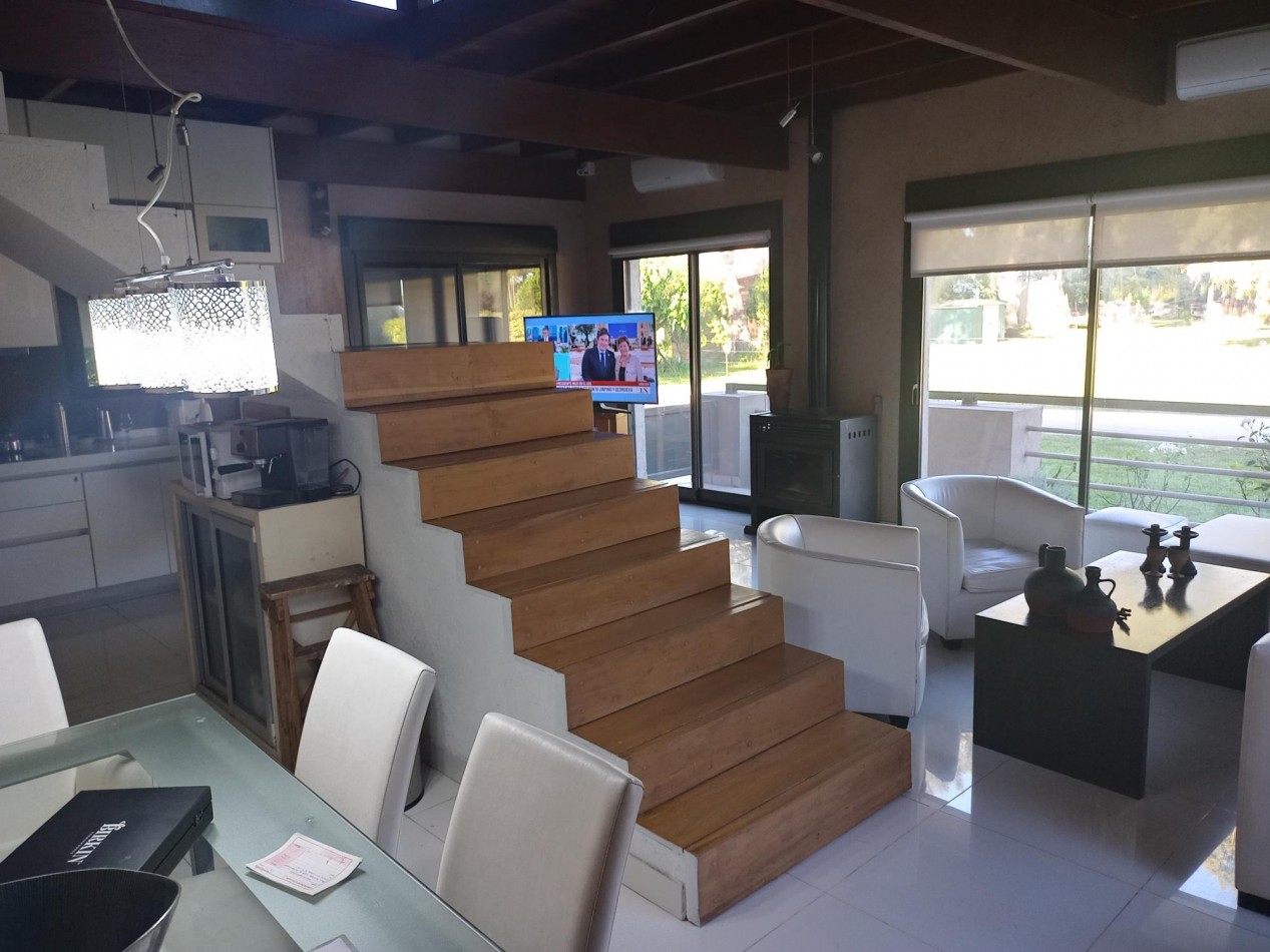 CASA MINIMALISTA EN "LA CALETA" S/ 884 M2, A BORDE DEL ARROYO Y A METROS DEL MAR, AMPLIO LOFT EN PA 