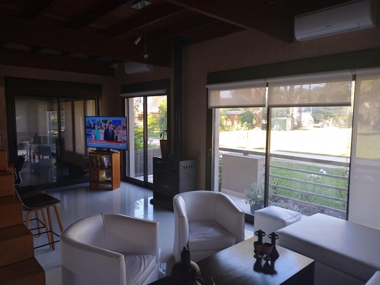 CASA MINIMALISTA EN "LA CALETA" S/ 884 M2, A BORDE DEL ARROYO Y A METROS DEL MAR, AMPLIO LOFT EN PA 