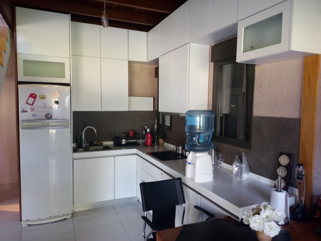 CASA MINIMALISTA EN "LA CALETA" S/ 884 M2, A BORDE DEL ARROYO Y A METROS DEL MAR, AMPLIO LOFT EN PA 