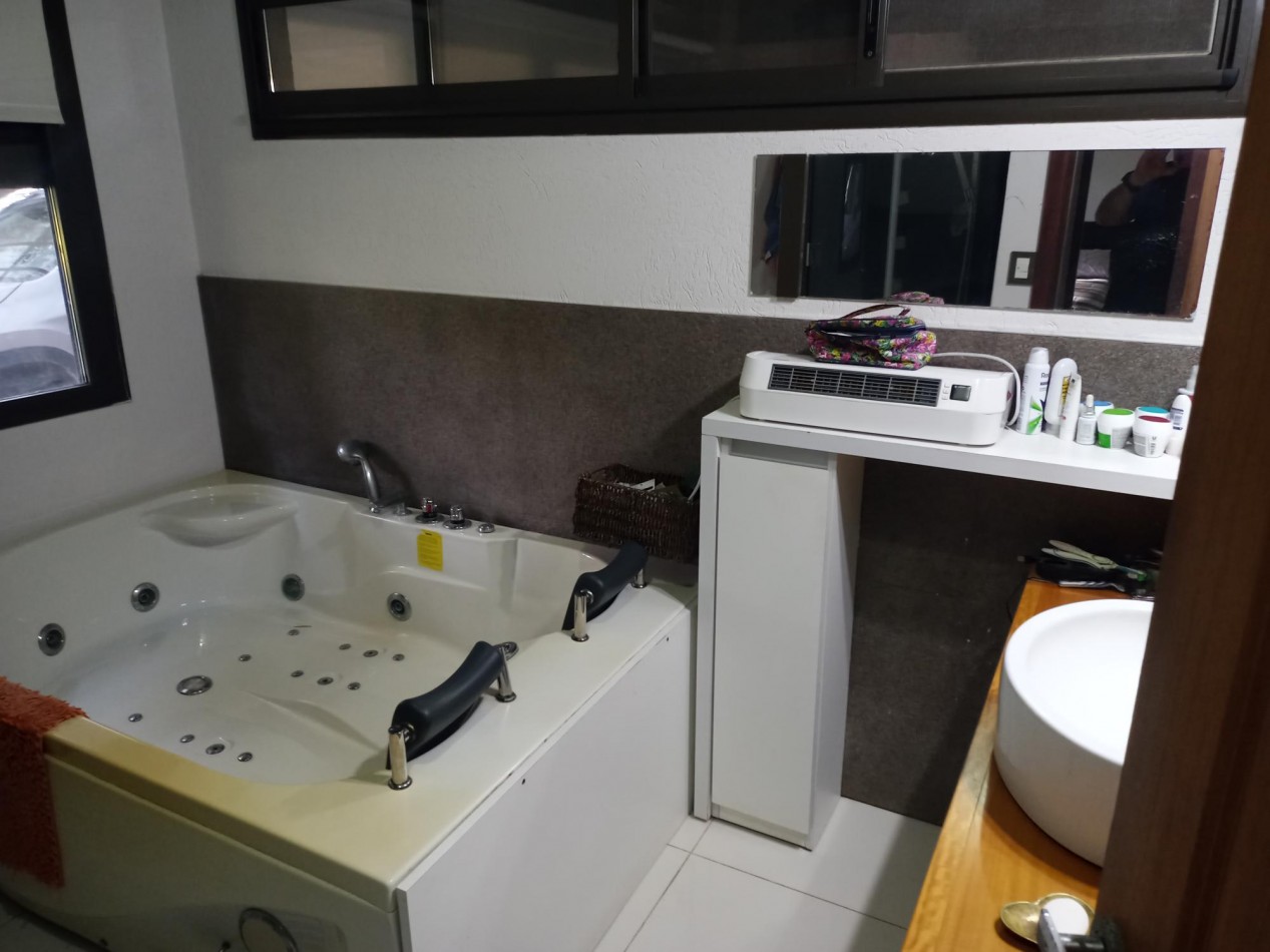 CASA MINIMALISTA EN "LA CALETA" S/ 884 M2, A BORDE DEL ARROYO Y A METROS DEL MAR, AMPLIO LOFT EN PA 
