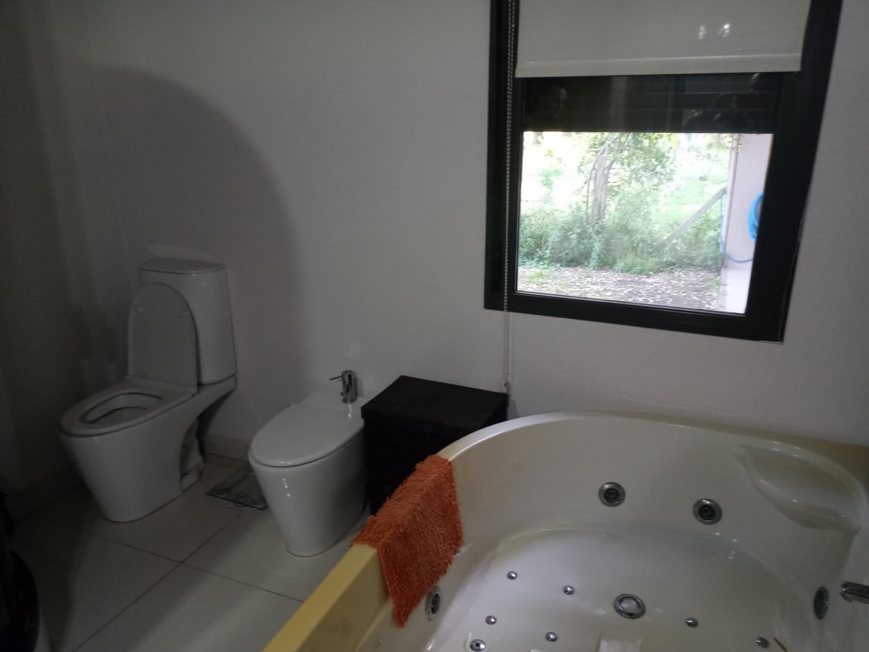 CASA MINIMALISTA EN "LA CALETA" S/ 884 M2, A BORDE DEL ARROYO Y A METROS DEL MAR, AMPLIO LOFT EN PA 