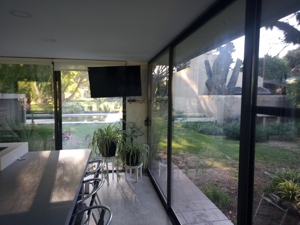 CASA MINIMALISTA EN "LA CALETA" S/ 884 M2, A BORDE DEL ARROYO Y A METROS DEL MAR, AMPLIO LOFT EN PA 