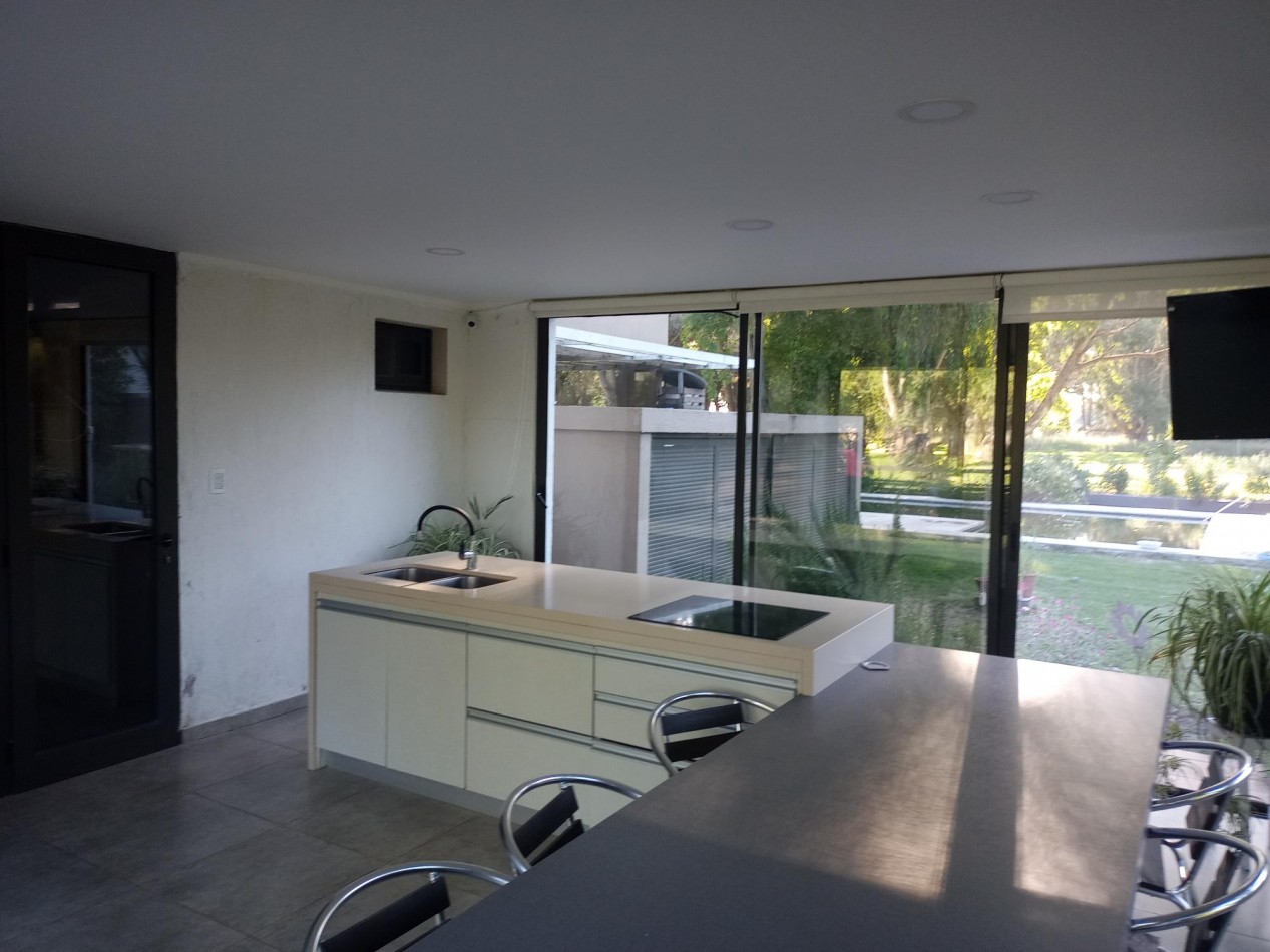CASA MINIMALISTA EN "LA CALETA" S/ 884 M2, A BORDE DEL ARROYO Y A METROS DEL MAR, AMPLIO LOFT EN PA 