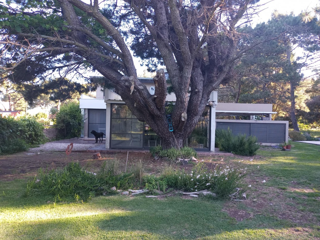 CASA MINIMALISTA EN "LA CALETA" S/ 884 M2, A BORDE DEL ARROYO Y A METROS DEL MAR, AMPLIO LOFT EN PA 