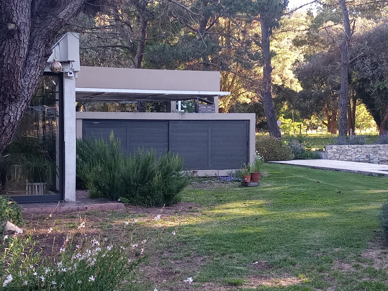 CASA MINIMALISTA EN "LA CALETA" S/ 884 M2, A BORDE DEL ARROYO Y A METROS DEL MAR, AMPLIO LOFT EN PA 