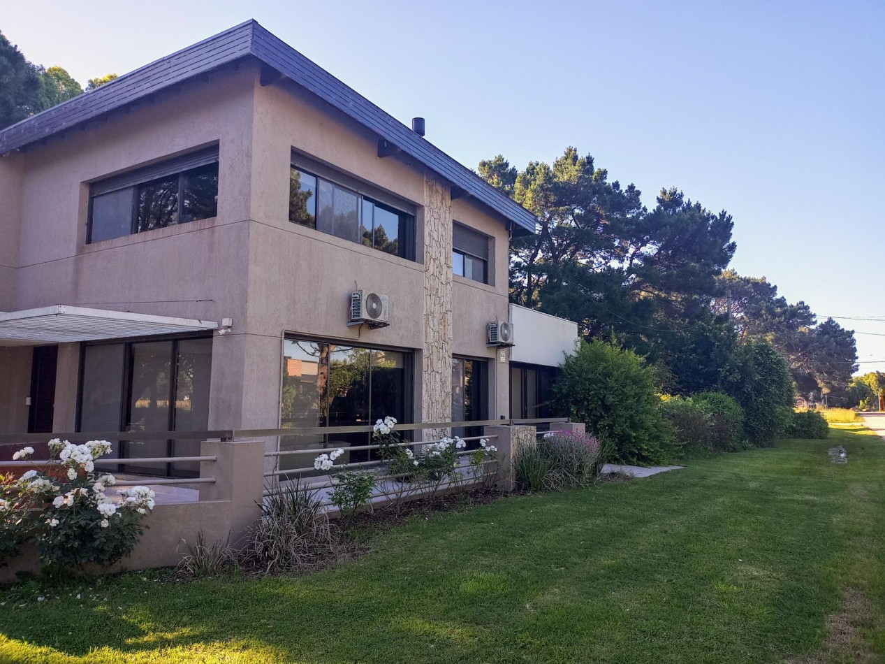 CASA MINIMALISTA EN "LA CALETA" S/ 884 M2, A BORDE DEL ARROYO Y A METROS DEL MAR, AMPLIO LOFT EN PA 
