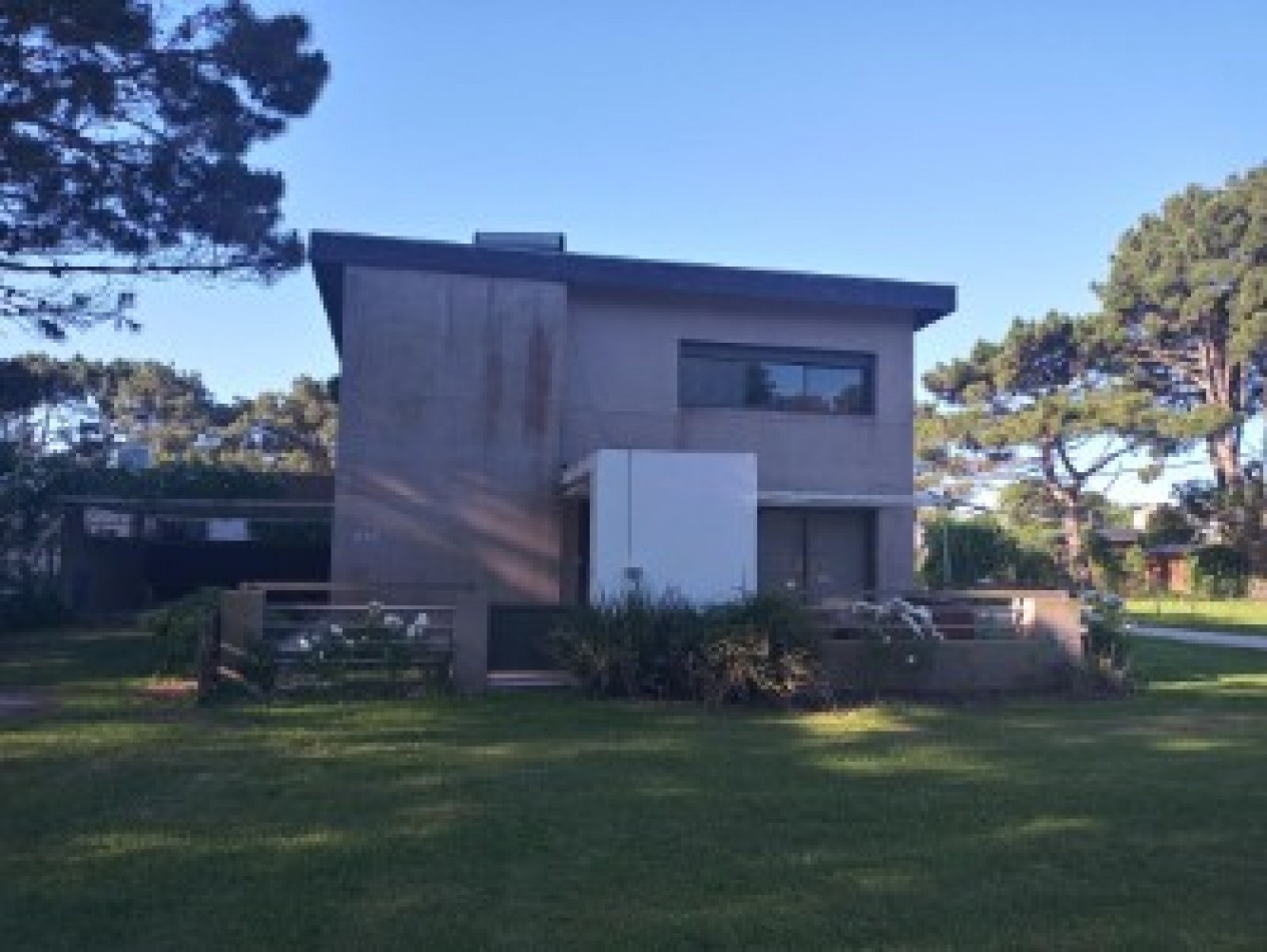 CASA MINIMALISTA EN "LA CALETA" S/ 884 M2, A BORDE DEL ARROYO Y A METROS DEL MAR, AMPLIO LOFT EN PA 