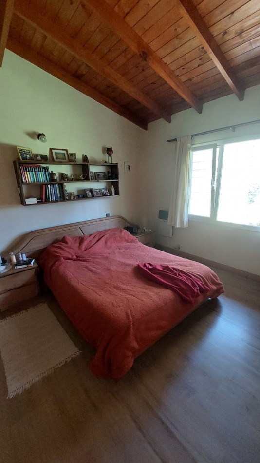 CASA DE 3 AMBIENTES CON AMPLIO PARQUE, GARAGE Y PARRILLA. 