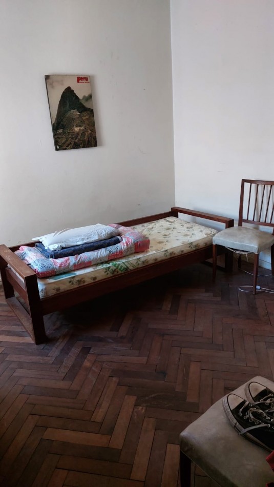 Chalet en PH. Al frente. de 4 Amb. con jardin, patio con dependencia de servicio.