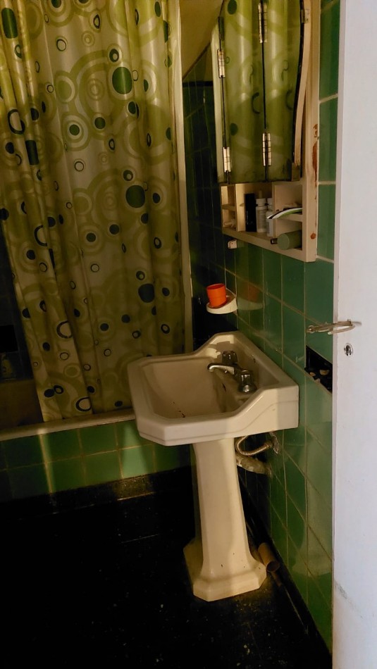 Chalet en PH. Al frente. de 4 Amb. con jardin, patio con dependencia de servicio.