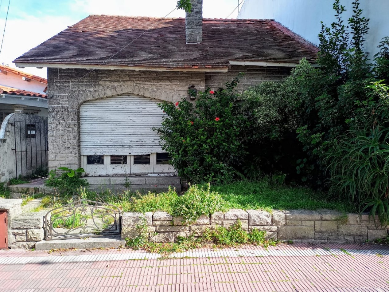Chalet en PH. Al frente. de 4 Amb. con jardin, patio con dependencia de servicio.