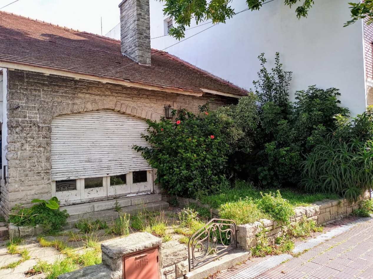 Chalet en PH. Al frente. de 4 Amb. con jardin, patio con dependencia de servicio.