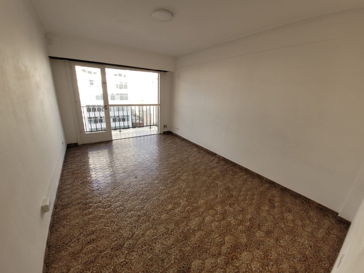 DEPARTAMENTO 2 AMB. A LA CALLE CON BALCON SALIENTE!! A METROS DE PLAZA MITRE.