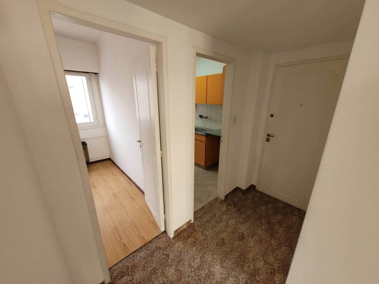 DEPARTAMENTO 2 AMB. A LA CALLE CON BALCON SALIENTE!! A METROS DE PLAZA MITRE.