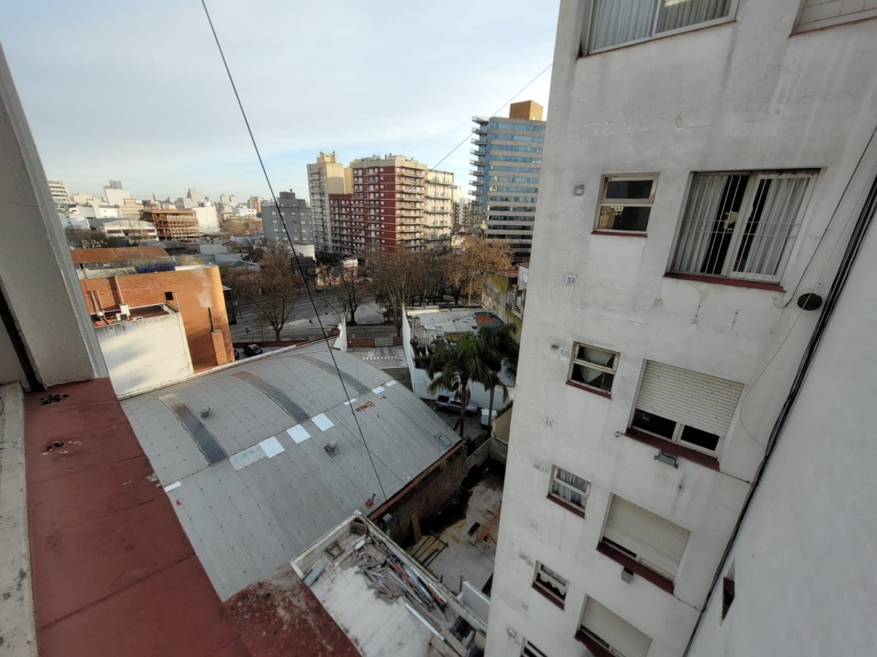 DEPARTAMENTO 2 AMB. A LA CALLE CON BALCON SALIENTE!! A METROS DE PLAZA MITRE.