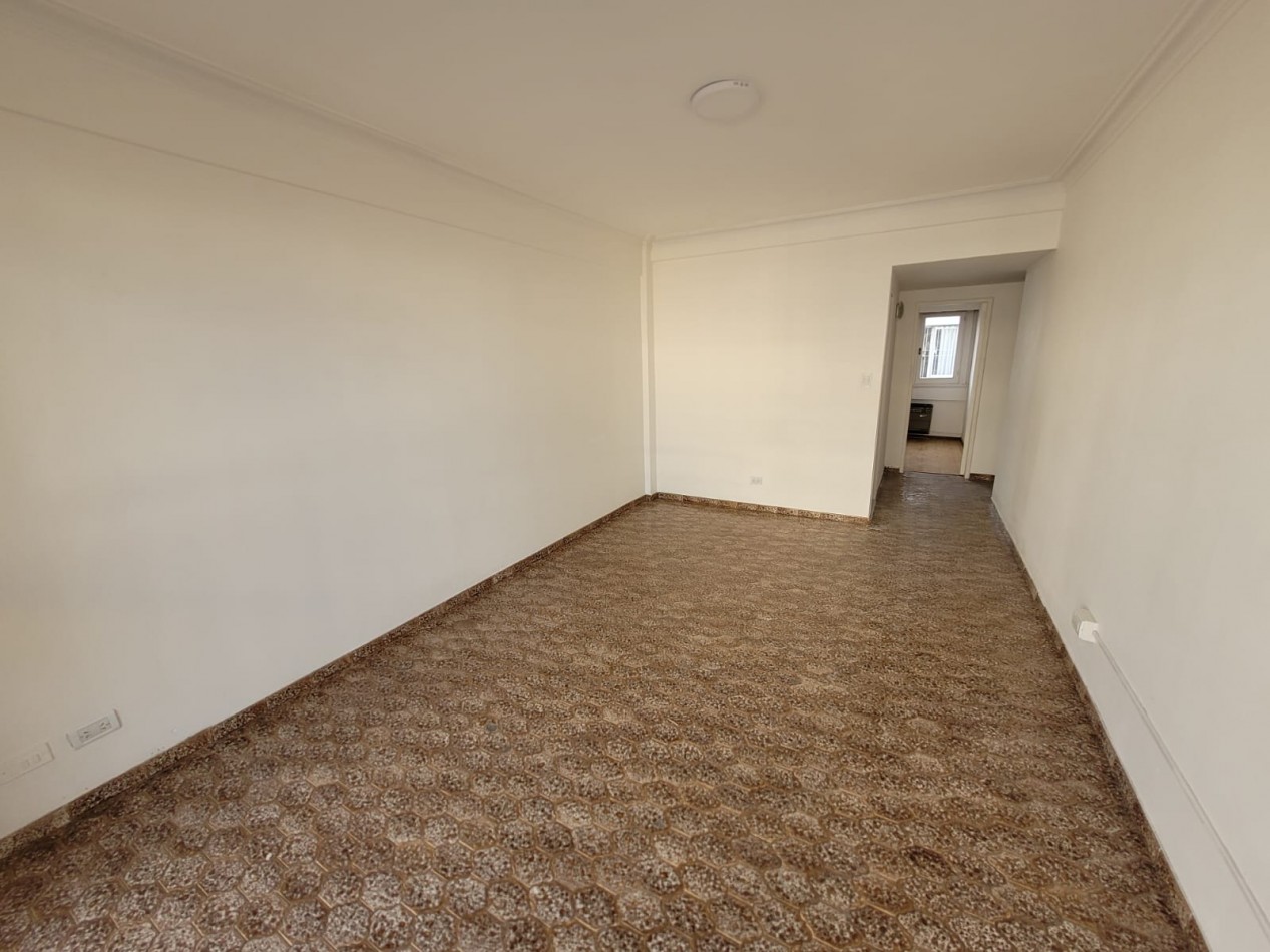 DEPARTAMENTO 2 AMB. A LA CALLE CON BALCON SALIENTE!! A METROS DE PLAZA MITRE.