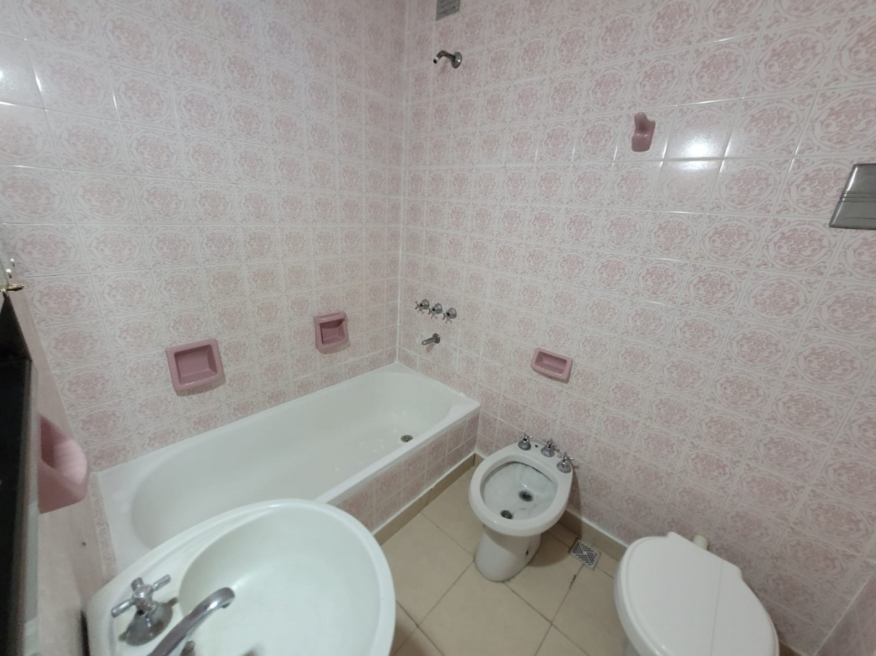 DEPARTAMENTO 2 AMB. A LA CALLE CON BALCON SALIENTE!! A METROS DE PLAZA MITRE.