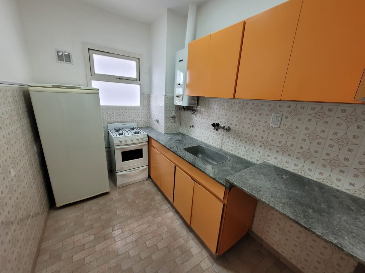 DEPARTAMENTO 2 AMB. A LA CALLE CON BALCON SALIENTE!! A METROS DE PLAZA MITRE.