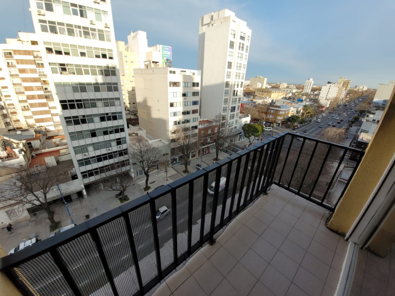DEPARTAMENTO 2 AMB. A LA CALLE CON BALCON SALIENTE!! A METROS DE PLAZA MITRE.