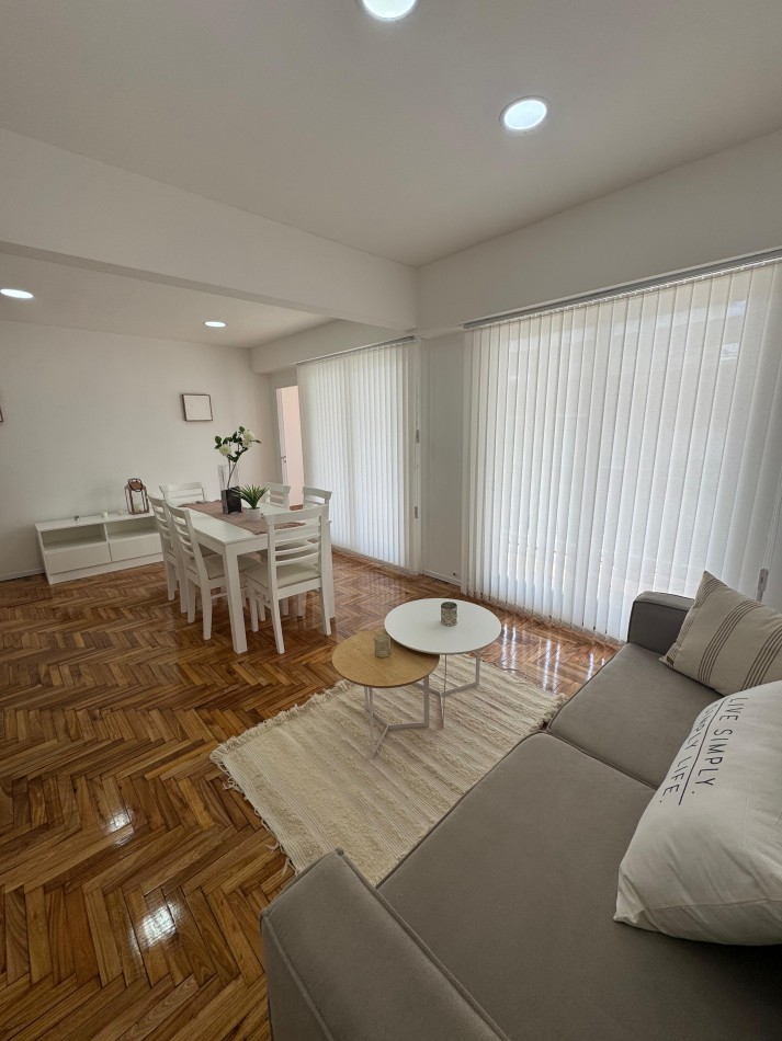 DEPARTAMENTO 4 AMB. ¡¡¡A LA CALLE RECICLCADO A ESTRENAR!!! CON BALCON TERRAZA, VISTA LATERAL AL MAR. 