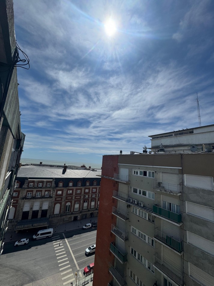 DEPARTAMENTO 4 AMB. ¡¡¡A LA CALLE RECICLCADO A ESTRENAR!!! CON BALCON TERRAZA, VISTA LATERAL AL MAR. 