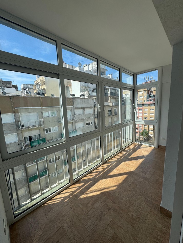 DEPARTAMENTO 4 AMB. ¡¡¡A LA CALLE RECICLCADO A ESTRENAR!!! CON BALCON TERRAZA, VISTA LATERAL AL MAR. 