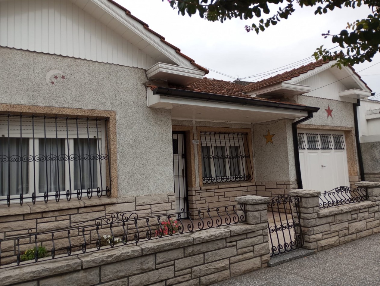 CHALET DE 3 AMB. GARAGE PASANTE VARIOS AUTOS. MAS DEPARATAMENTO DE 2 AMB. ¡¡TODO RODEADO DE PARQUE!!APTO CREDITO!!! 