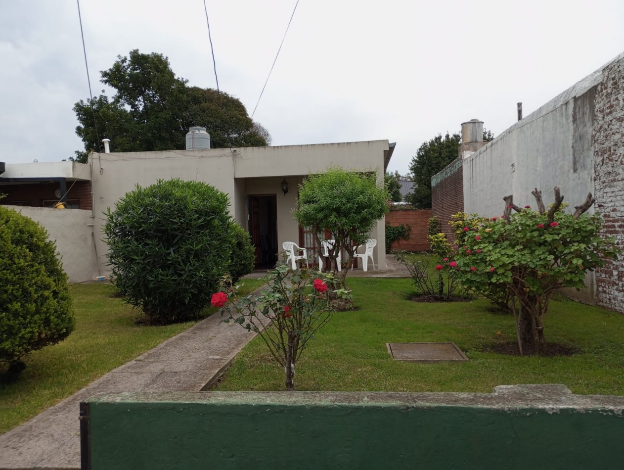 CHALET DE 3 AMB. GARAGE PASANTE VARIOS AUTOS. MAS DEPARATAMENTO DE 2 AMB. ¡¡TODO RODEADO DE PARQUE!!APTO CREDITO!!! 