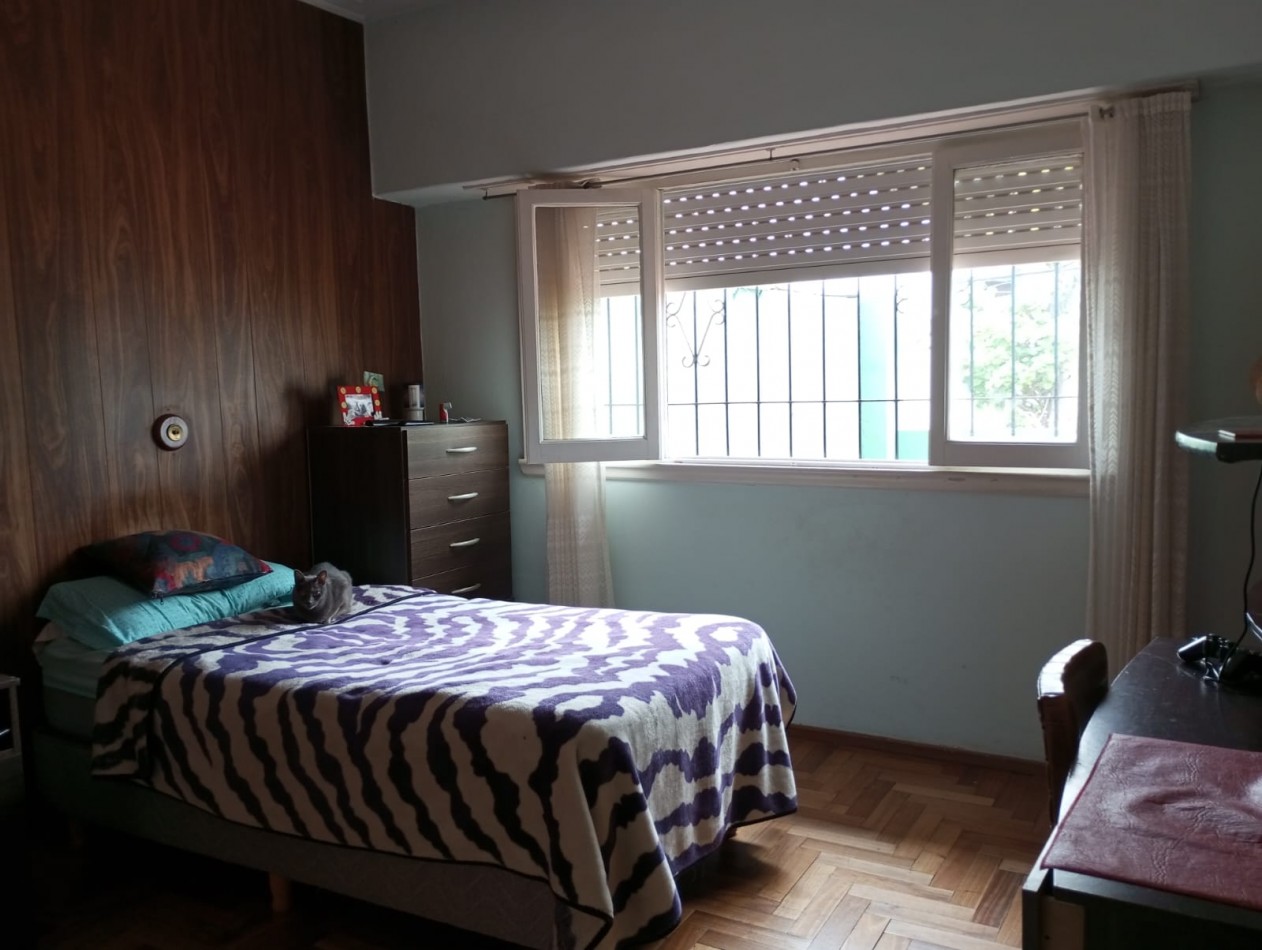 CHALET DE 3 AMB. GARAGE PASANTE VARIOS AUTOS. MAS DEPARATAMENTO DE 2 AMB. ¡¡TODO RODEADO DE PARQUE!!APTO CREDITO!!! 