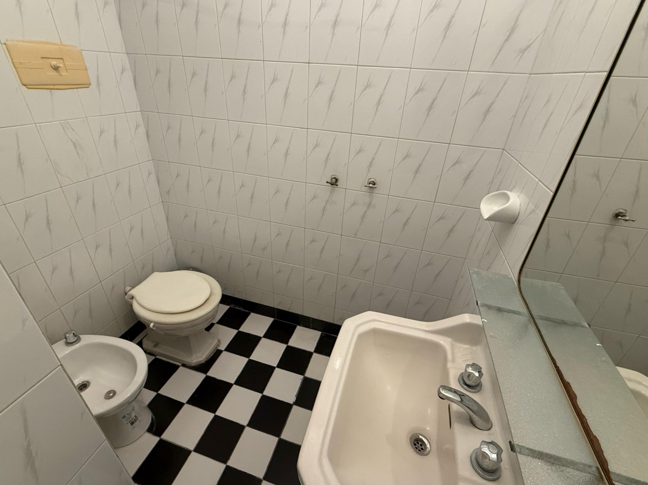 DEPARTAMENTO DE 3 AMB. A LA CALLE CON BALCON SALIENTE.