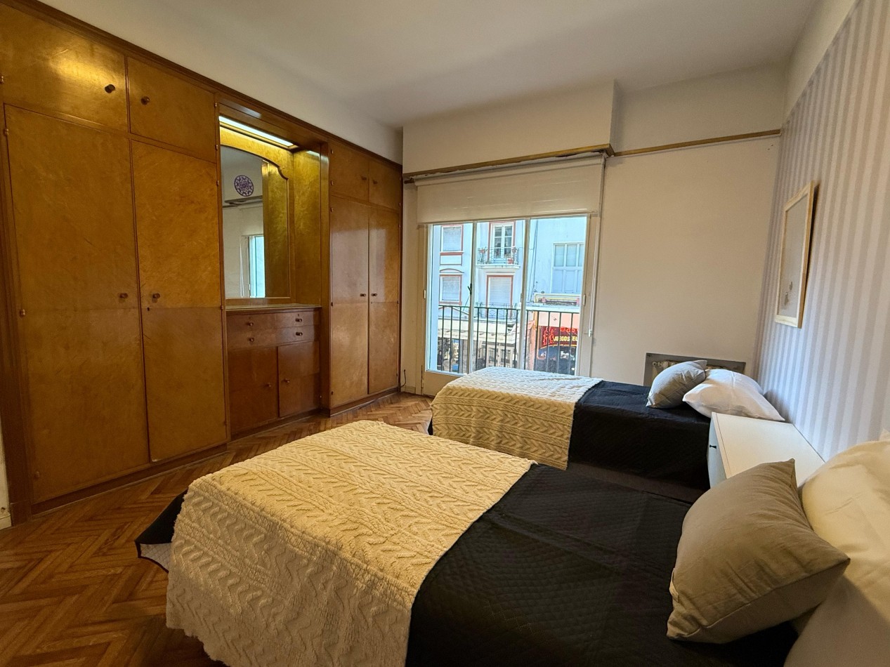 DEPARTAMENTO DE 3 AMB. A LA CALLE CON BALCON SALIENTE.