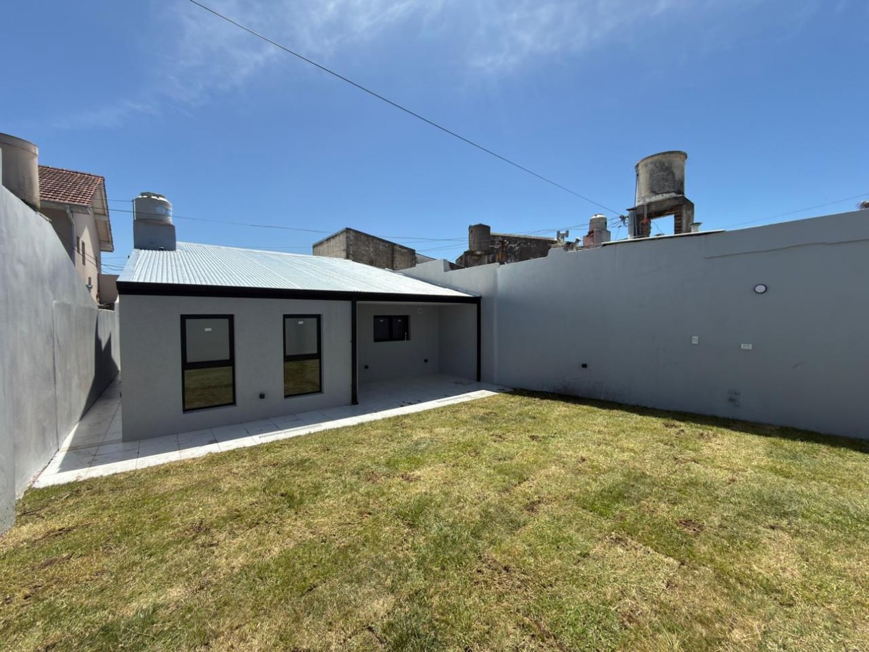 CASA DE 3 AMB.  CON PARQUE Y TROTADORA PARA AUTO. A ESTRENAR ¡¡¡TOMA PERMUTA!!! 