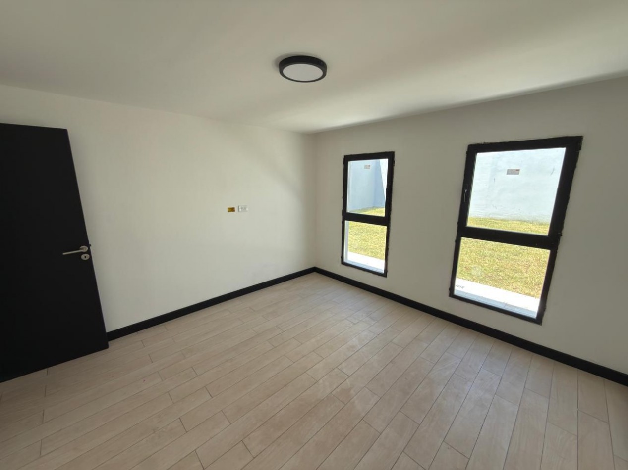 CASA DE 3 AMB.  CON PARQUE Y TROTADORA PARA AUTO. A ESTRENAR ¡¡¡TOMA PERMUTA!!! 