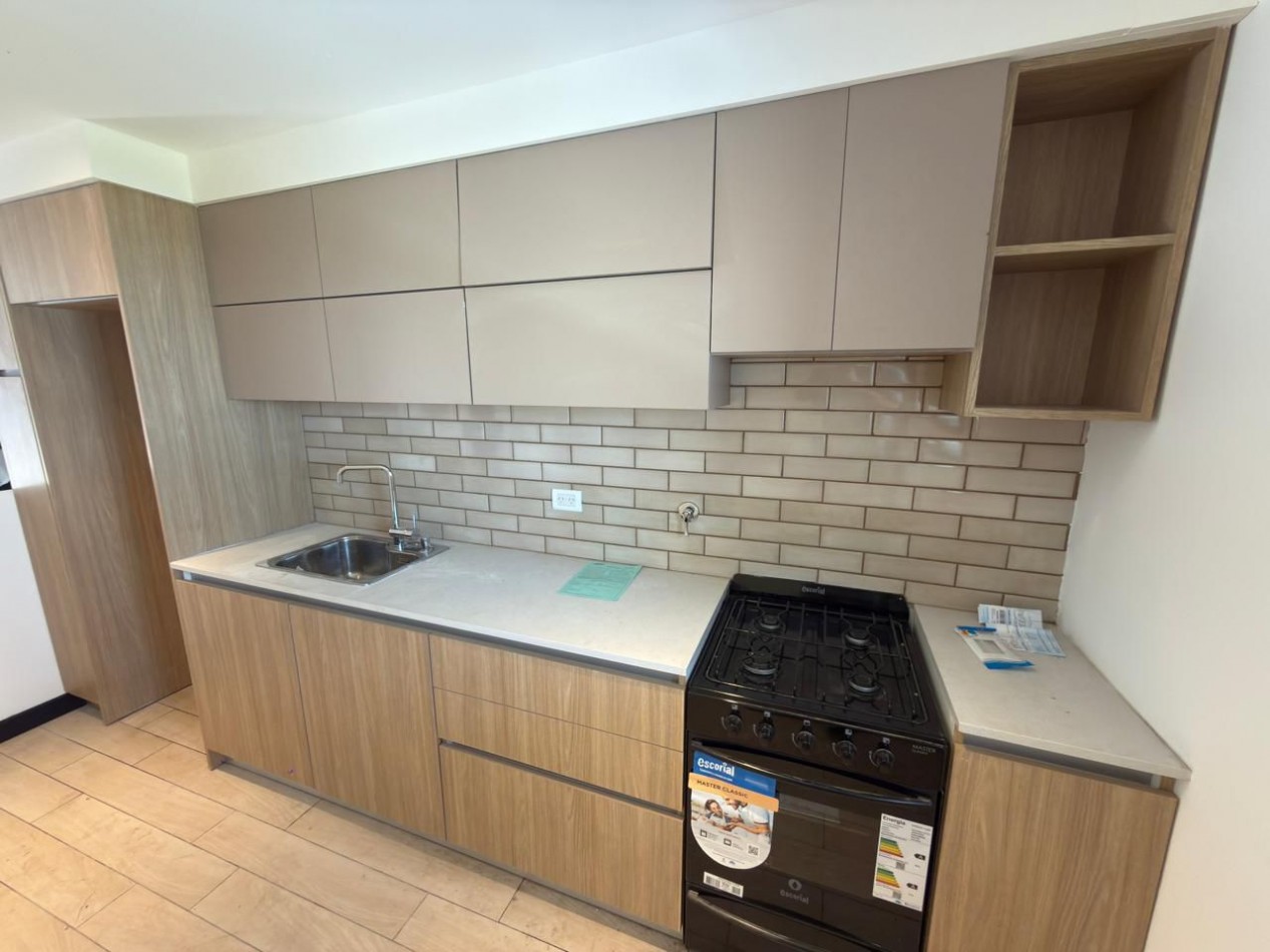 CASA DE 3 AMB.  CON PARQUE Y TROTADORA PARA AUTO. A ESTRENAR ¡¡¡TOMA PERMUTA!!! 