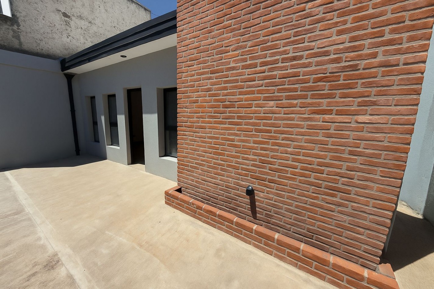 CASA DE 3 AMB.  CON PARQUE Y TROTADORA PARA AUTO. A ESTRENAR ¡¡¡TOMA PERMUTA!!! 