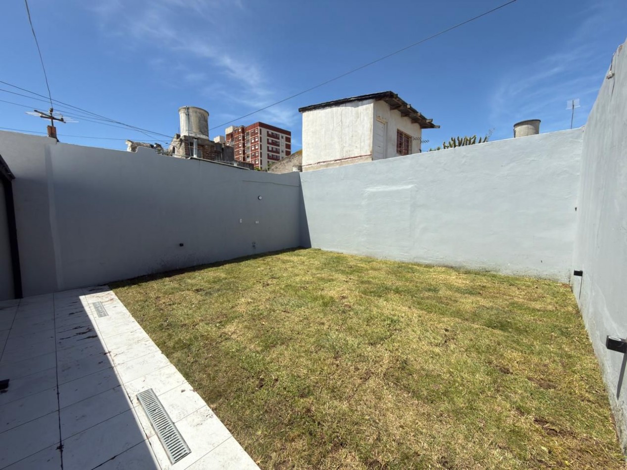 CASA DE 3 AMB.  CON PARQUE Y TROTADORA PARA AUTO. A ESTRENAR ¡¡¡TOMA PERMUTA!!! 