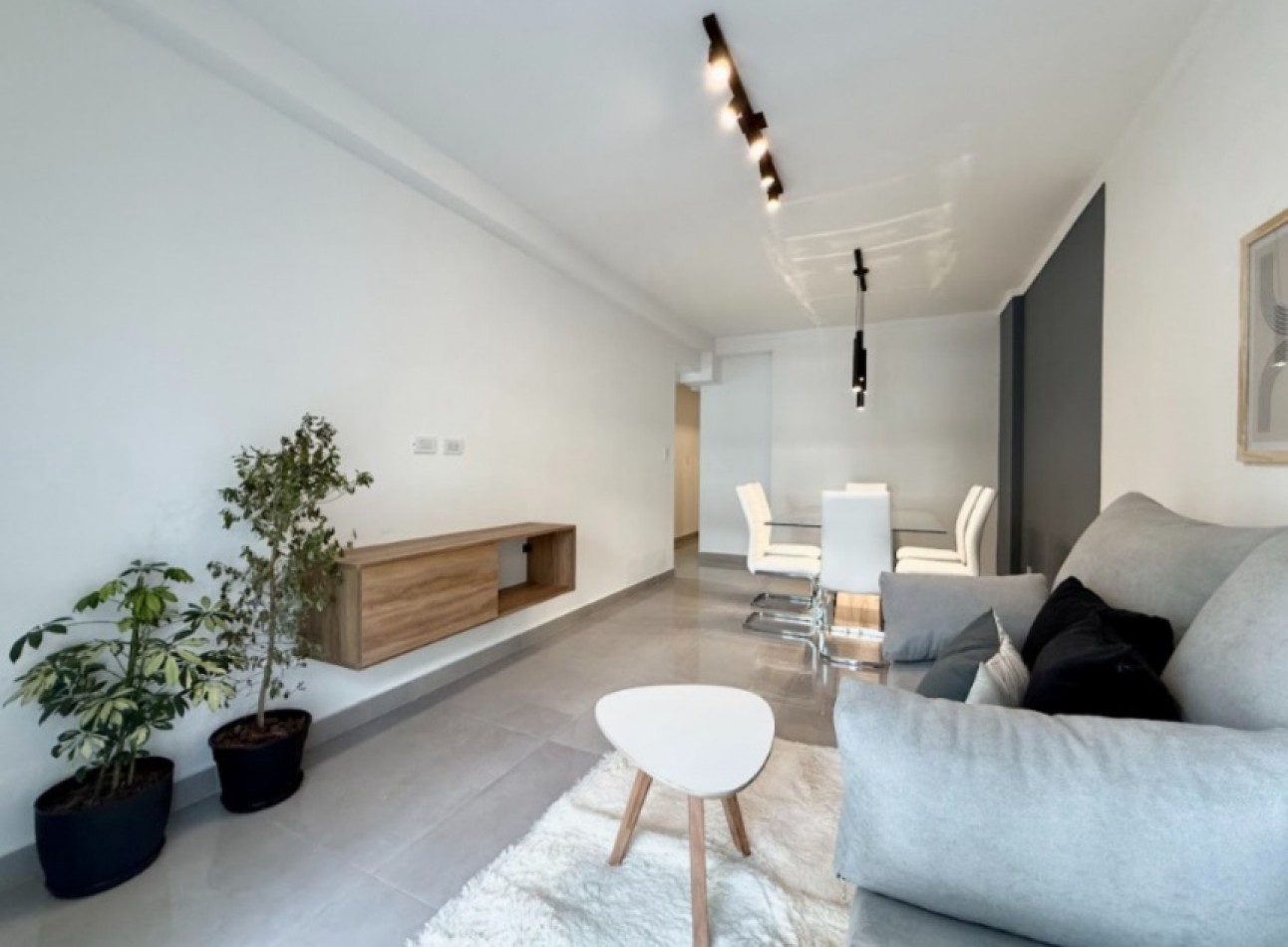 Magnifico departamento de 3 amb. a la calle con balcon saliente.  totalmente amoblado !!! 