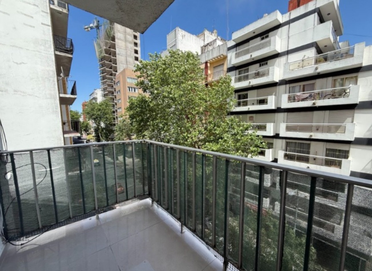 Magnifico departamento de 3 amb. a la calle con balcon saliente.  totalmente amoblado !!! 