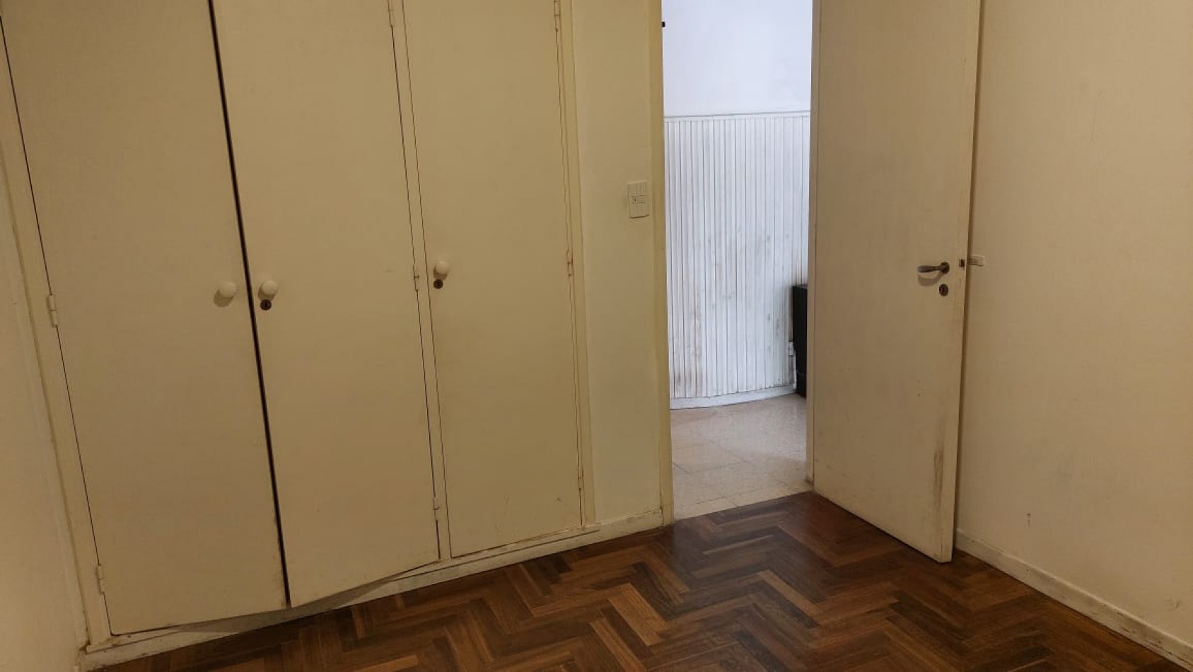 SUSPENDIDO!!!!!   DEPTO. 2 AMBIENTES, FRENTE CON BALCON SALIENTE, ZONA GUEMES A RECICLAR !!! 