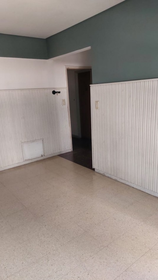 SUSPENDIDO!!!!!   DEPTO. 2 AMBIENTES, FRENTE CON BALCON SALIENTE, ZONA GUEMES A RECICLAR !!! 