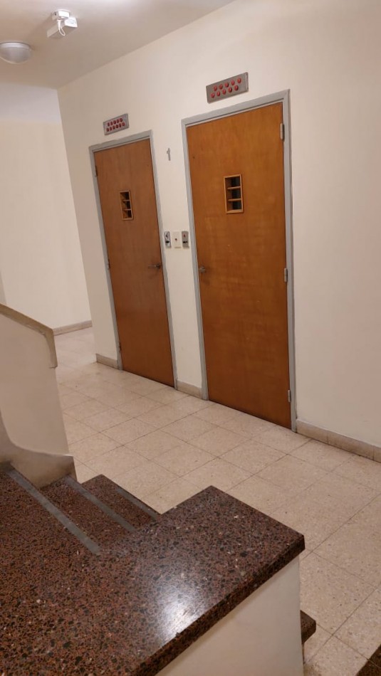 SUSPENDIDO!!!!!   DEPTO. 2 AMBIENTES, FRENTE CON BALCON SALIENTE, ZONA GUEMES A RECICLAR !!! 