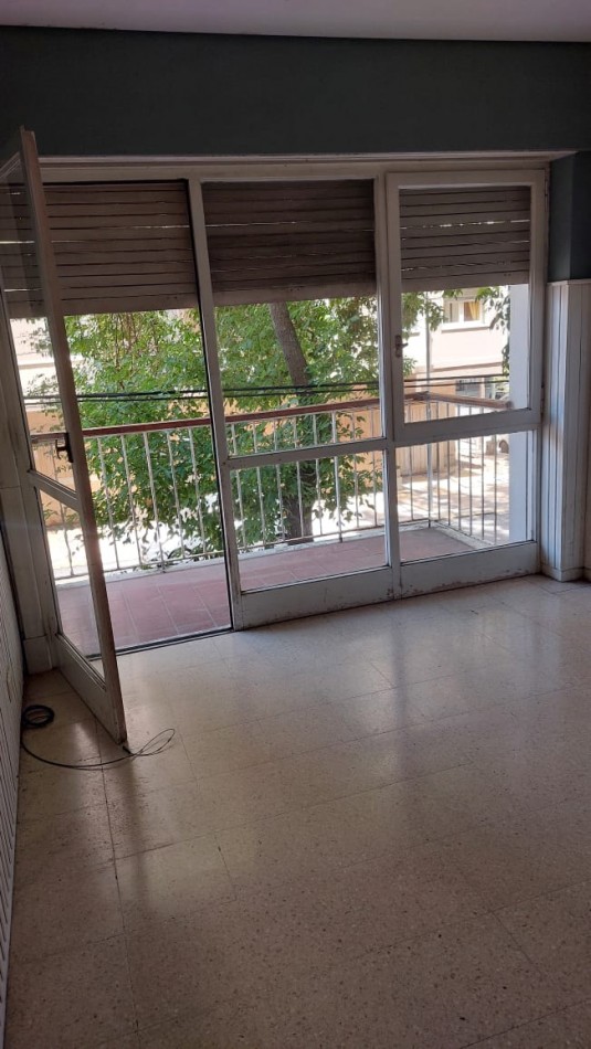 SUSPENDIDO!!!!!   DEPTO. 2 AMBIENTES, FRENTE CON BALCON SALIENTE, ZONA GUEMES A RECICLAR !!! 