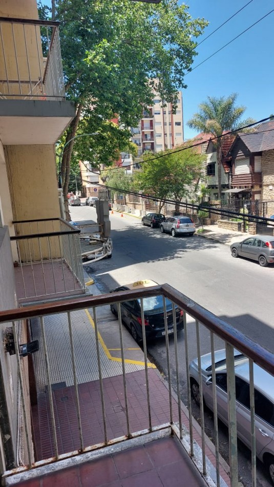 SUSPENDIDO!!!!!   DEPTO. 2 AMBIENTES, FRENTE CON BALCON SALIENTE, ZONA GUEMES A RECICLAR !!! 