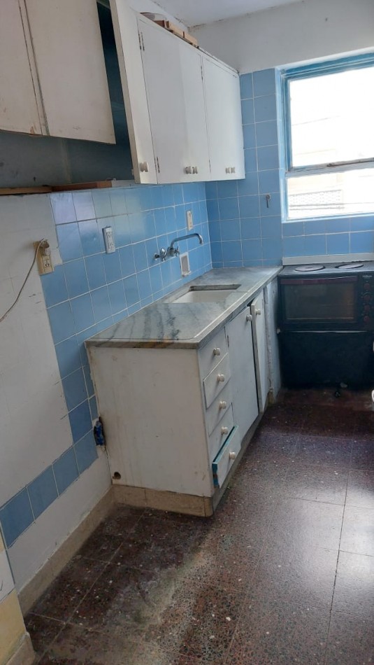 SUSPENDIDO!!!!!   DEPTO. 2 AMBIENTES, FRENTE CON BALCON SALIENTE, ZONA GUEMES A RECICLAR !!! 