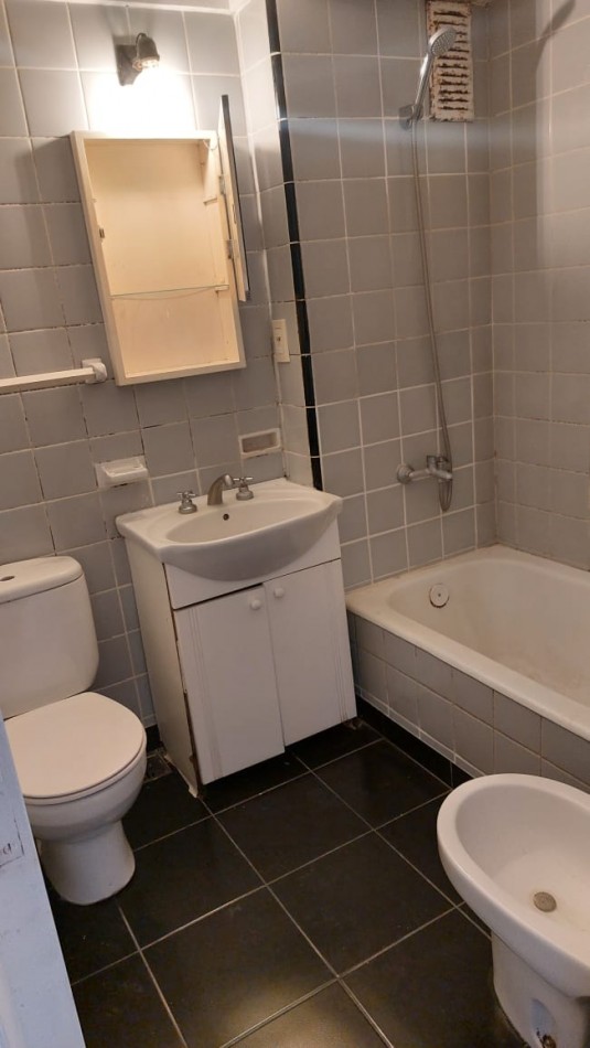 SUSPENDIDO!!!!!   DEPTO. 2 AMBIENTES, FRENTE CON BALCON SALIENTE, ZONA GUEMES A RECICLAR !!! 