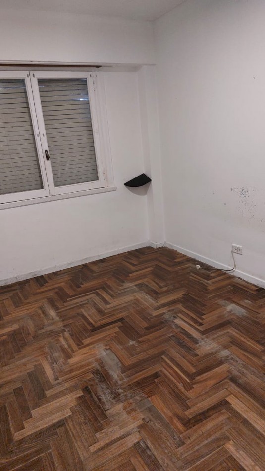 SUSPENDIDO!!!!!   DEPTO. 2 AMBIENTES, FRENTE CON BALCON SALIENTE, ZONA GUEMES A RECICLAR !!! 