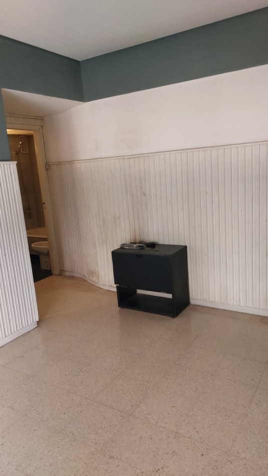 SUSPENDIDO!!!!!   DEPTO. 2 AMBIENTES, FRENTE CON BALCON SALIENTE, ZONA GUEMES A RECICLAR !!! 