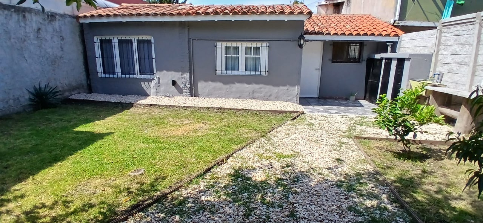 RESERVADO!!!!! HERMOSO CHALET DE 4 AMB. CON GRAN PARQUE Y TROTADORA, RECICLADO TOTALMENTE,