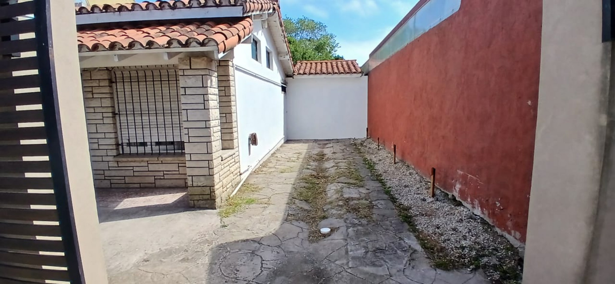 RESERVADO!!!!! HERMOSO CHALET DE 4 AMB. CON GRAN PARQUE Y TROTADORA, RECICLADO TOTALMENTE,