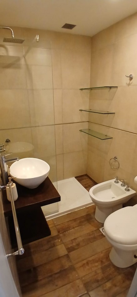 RESERVADO!!!!! HERMOSO CHALET DE 4 AMB. CON GRAN PARQUE Y TROTADORA, RECICLADO TOTALMENTE,